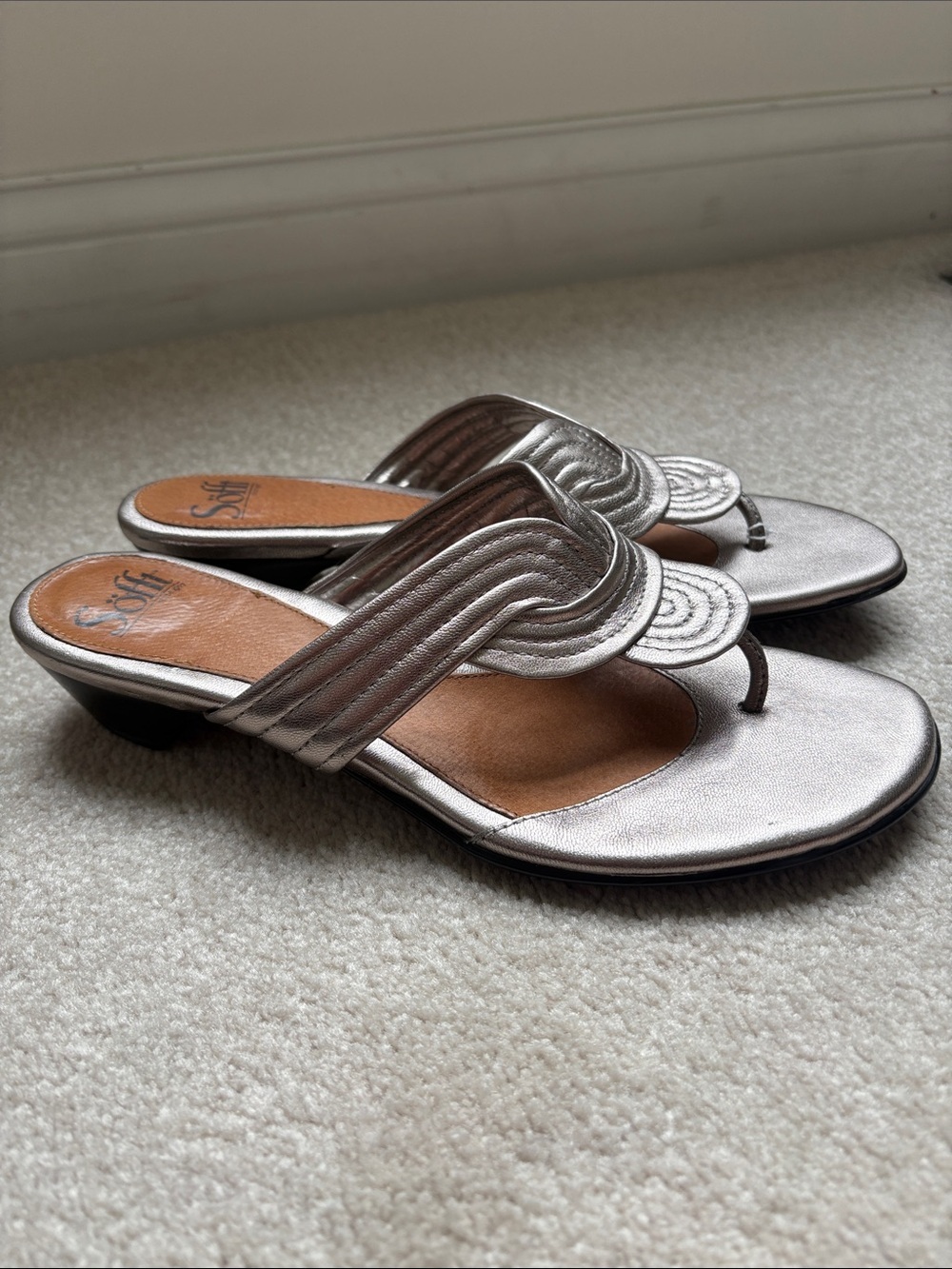 🐚 Sofft Metallic Bronze quilted Thong Sandals